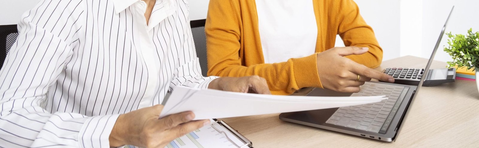 women-working-together-innovative-project